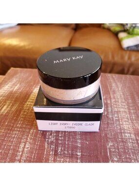 Light Ivory Silky Setting Powder - Mary Kay